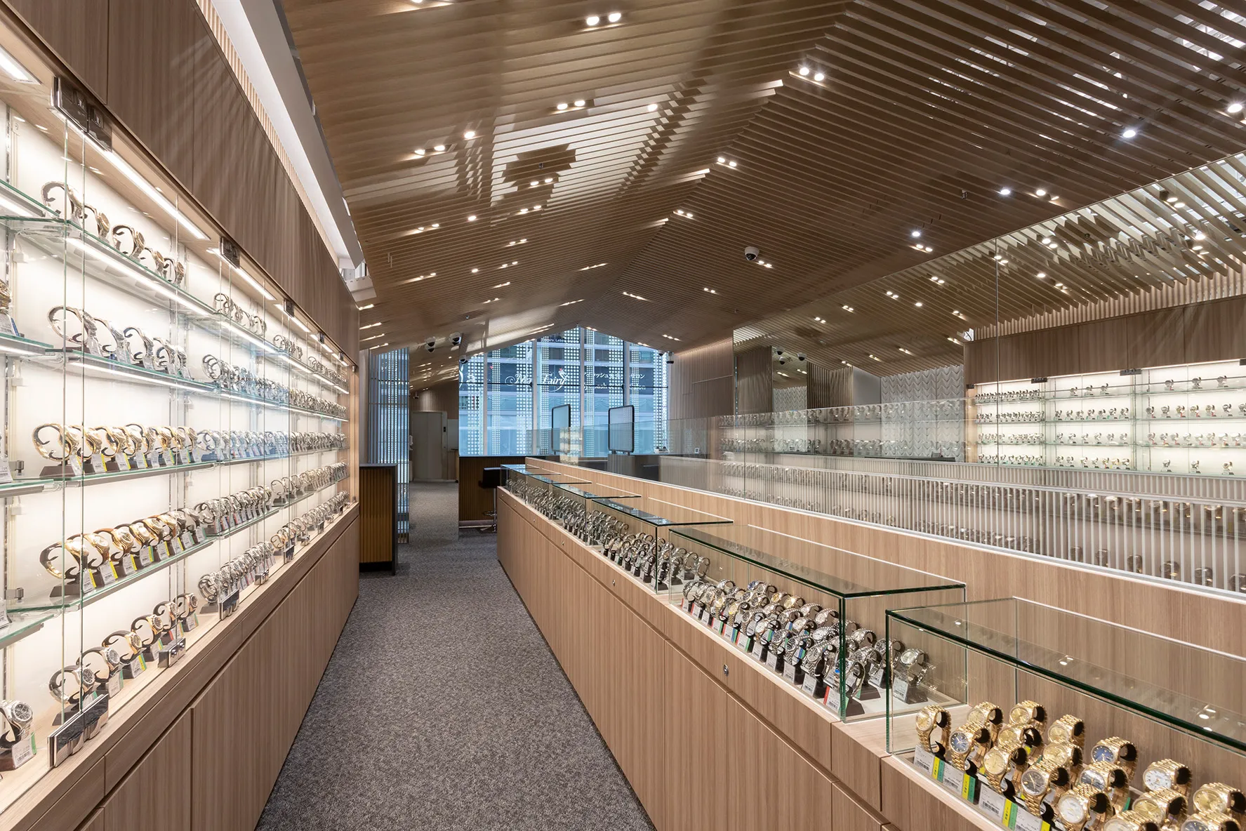 Ginza Chuo-dori Store Interior Image 4