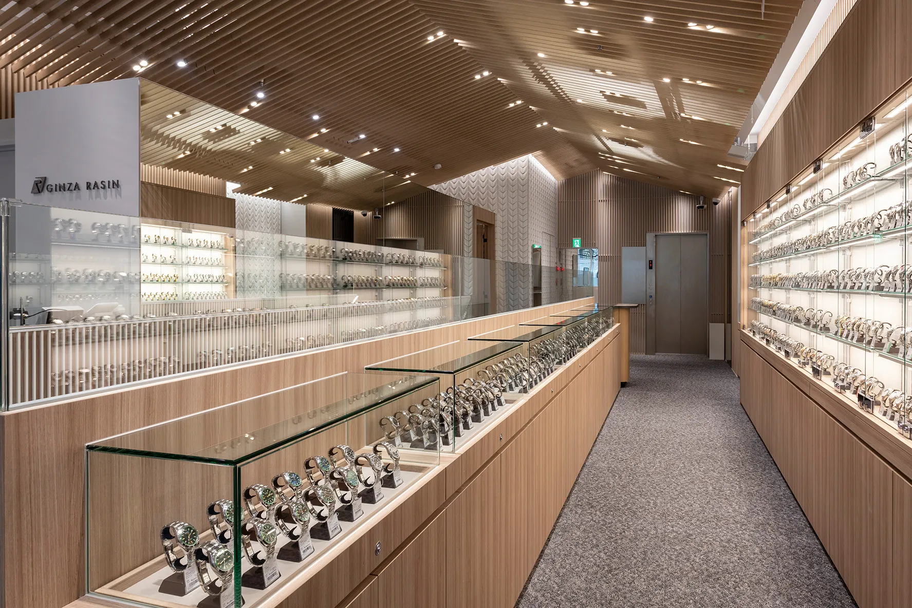 Ginza Chuo-dori Store Interior Image 4