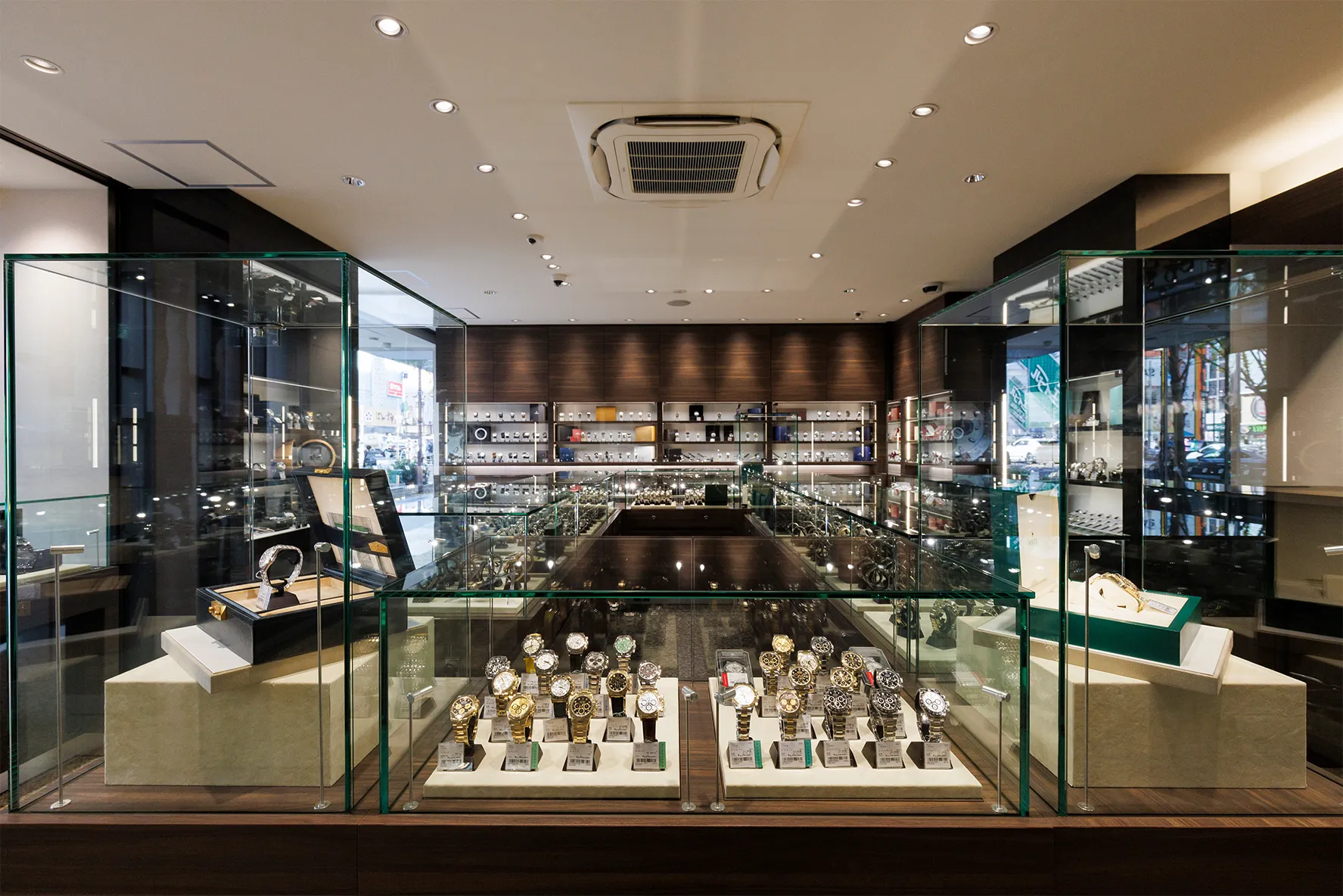 Shinsaibashi Store - Interior Image 1